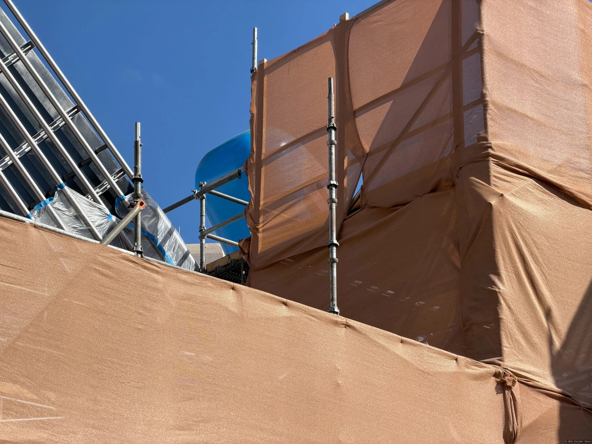 First Signs of Updated Paintwork Visible on Rock ‘n’ Roller Coaster Starring The Muppets