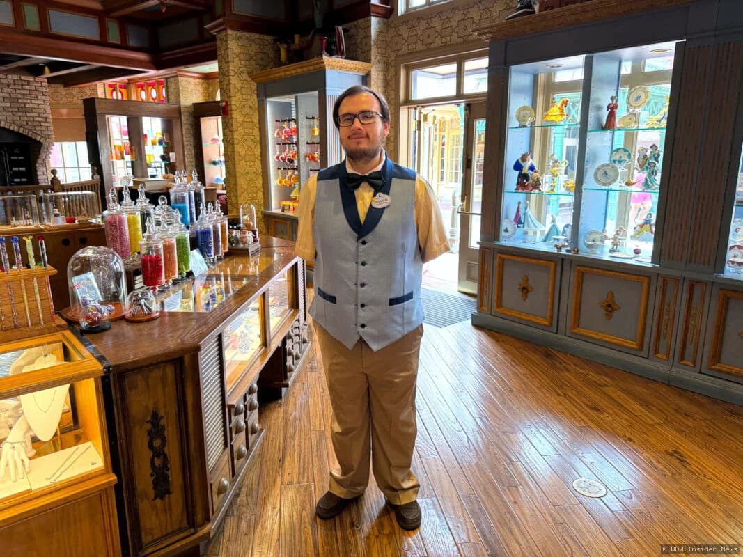 Cast members in casual modern clothing working at Uptown Jewelers shop in Magic Kingdom's Pandora land